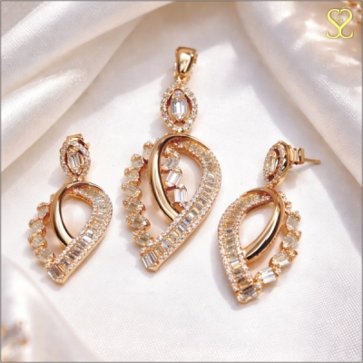 Elegant rose gold pendant with earing set