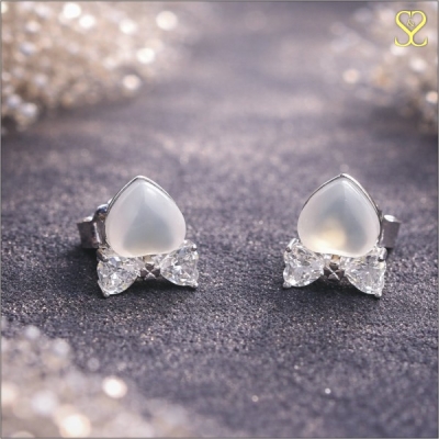 Teardrop-Shaped Pearl Stud Earrings for Women